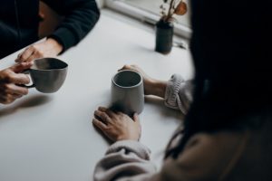飲み物を片手に話し合う様子